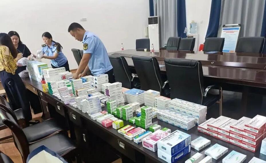 執(zhí)法人員清理登記涉案藥品 執(zhí)法人員清理登記涉案藥品